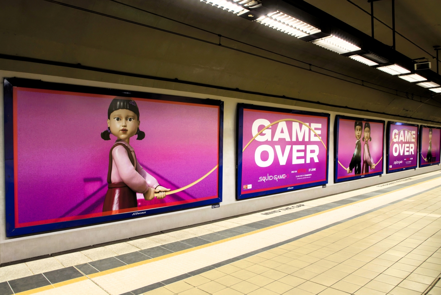 JCDecaux cross track rail station billboard