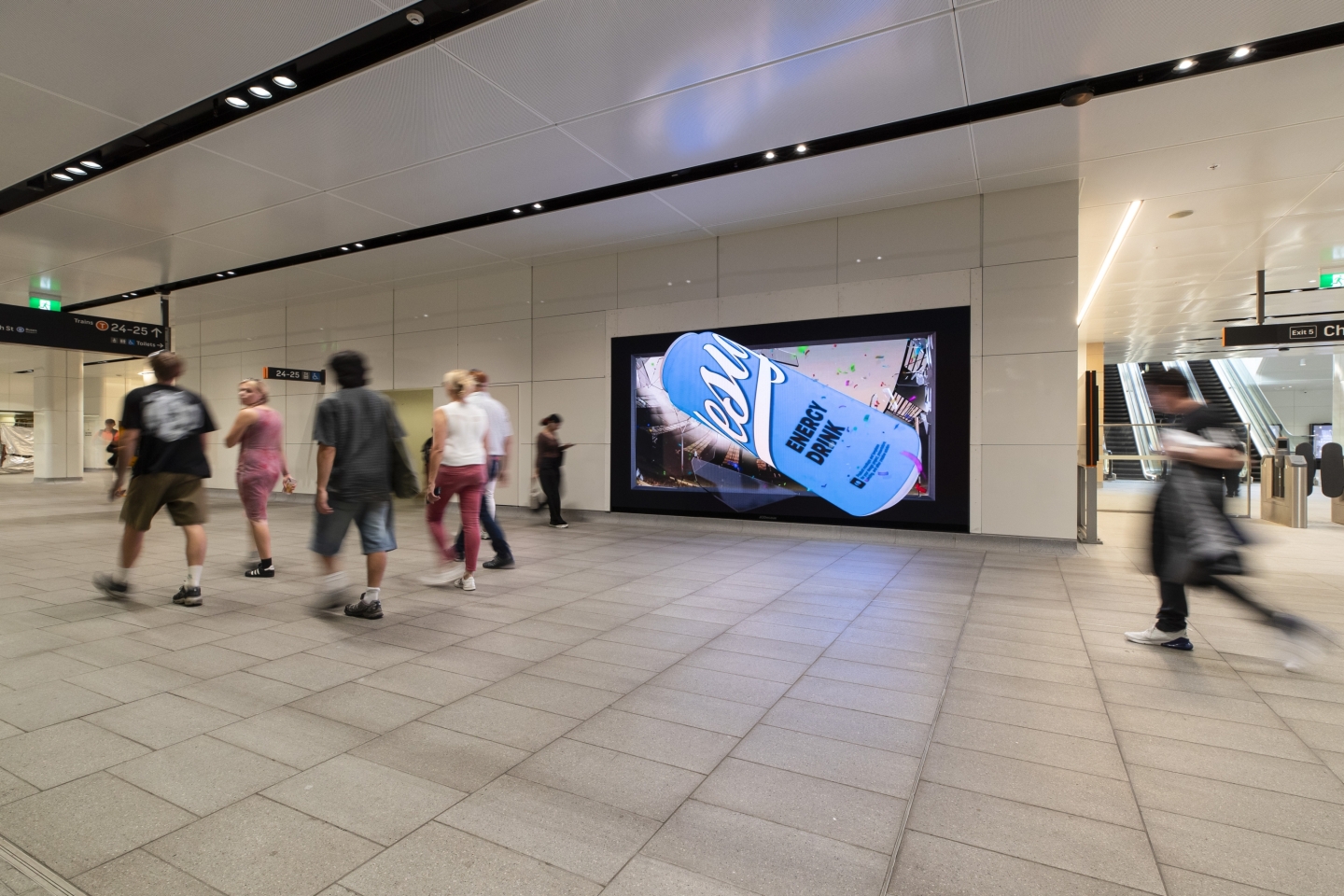 JCDecaux 3d digital advertising in train stations and airports