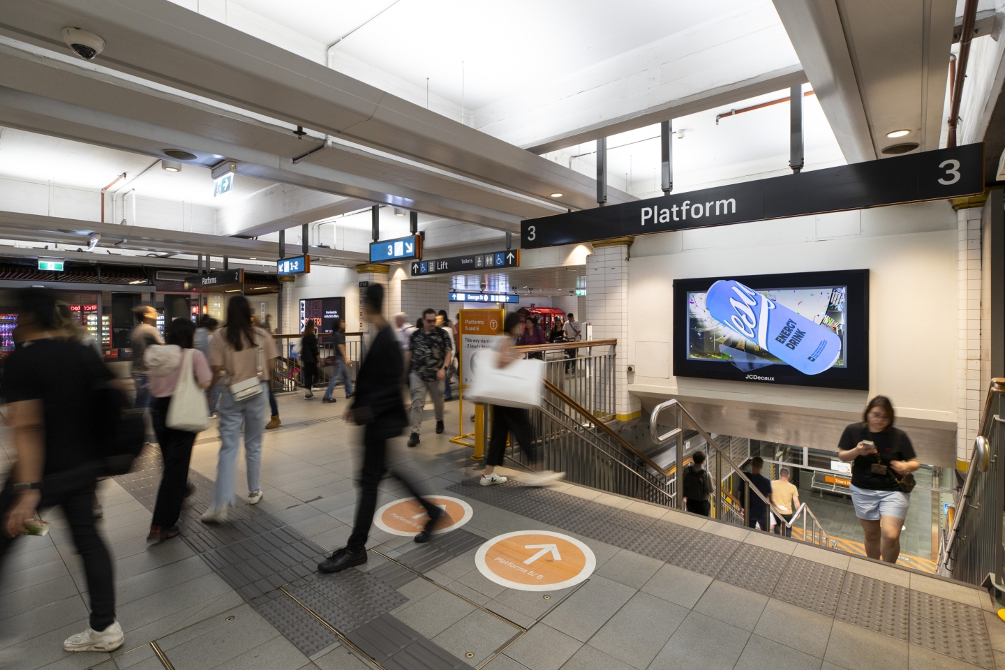 JCDecaux 3d digital advertising in train stations and airports