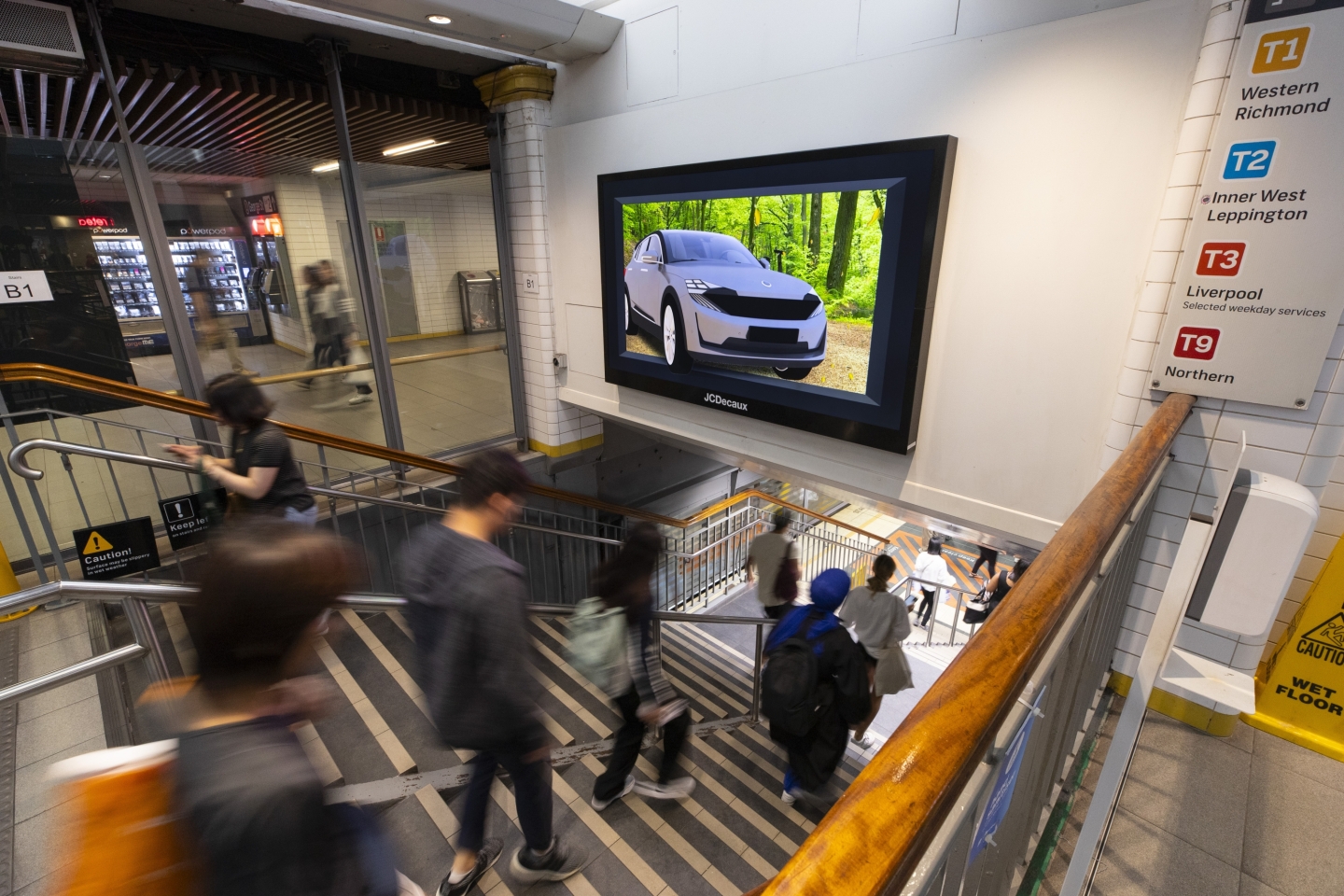 JCDecaux 3d digital advertising in train stations and airports