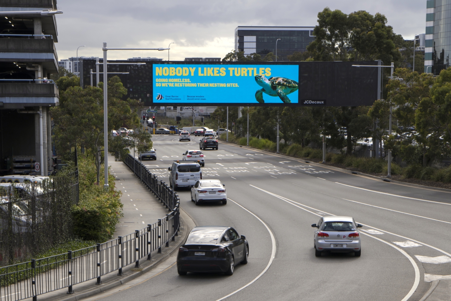 jcdecaux sydney airport large digital billboard