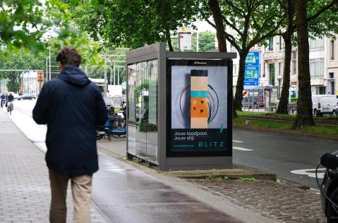 Blitz Power électrise l'OOH: Quand les bornes de recharge deviennent des objets design - Abribus 2m² Anvers JCDecaux
