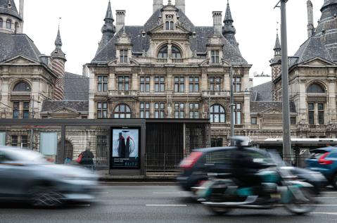 Blitz Power électrise l'OOH: Quand les bornes de recharge deviennent des objets design - Abribus 2m² Anvers JCDecaux