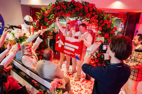 Transformation de la station Louise en chapelle de Las Vegas Hey! Mariage Activation JCDecaux