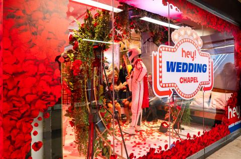 Transformation de la station Louise en chapelle de Las Vegas Hey! Mariage Activation JCDecaux