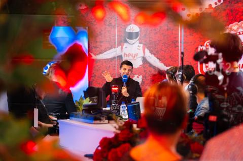 Transformation de la station Louise en chapelle de Las Vegas Hey! Mariage Activation JCDecaux