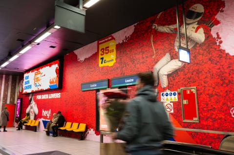 Transformation de la station Louise en chapelle de Las Vegas Hey! Mariage Activation JCDecaux