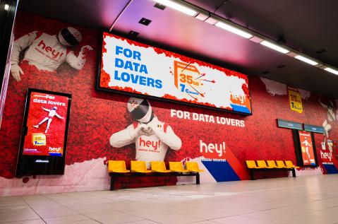 Transformation de la station Louise en chapelle de Las Vegas Hey! Mariage Activation JCDecaux