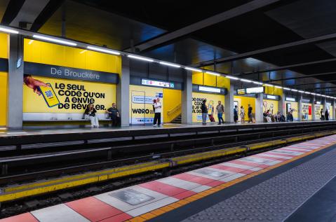 Een volledige station wrapping (OOH) van JCDecaux Belgium in het Brusselse metrostation De Brouckère zet de betaaldienst Wero in de kijker.  De ruimte is gehuld in felgeel met visuals van smartphones en de slogan « LE SEUL CODE QU'ON A ENVIE DE RÉVÉLER. », voor de wachtende reizigers op het perron.