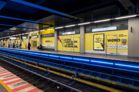 Een volledige station wrapping (OOH) van JCDecaux Belgium in het Brusselse station De Brouckère zet de betaaldienst Wero in de kijker.  De ruimte is volledig omgetoverd in felgeel met de logo's, visuals en tweetalige slogans van het merk langs de blauw verlichte sporen.