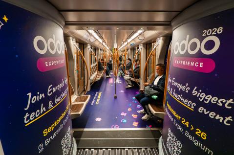 JCDecaux Belgium et Creative Solutions ont réalisé cet habillage OOH dans la rame de métro 6 de Bruxelles pour Odoo. Le décor bleu Odoo Experience affiche son slogan sur les parois et le sol, immergeant les voyageurs pour les inciter à s'inscrire.