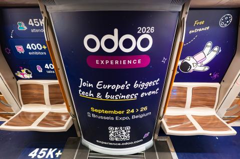 JCDecaux Belgium et Creative Solutions ont réalisé cet habillage OOH dans la rame de métro 6 de Bruxelles pour Odoo. Le décor bleu Odoo Experience affiche son slogan sur les parois et le sol, immergeant les voyageurs pour les inciter à s'inscrire.