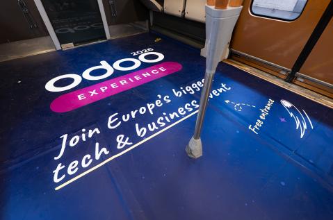 JCDecaux Belgium et Creative Solutions ont réalisé cet habillage OOH dans la rame de métro 6 de Bruxelles pour Odoo. Le décor bleu Odoo Experience affiche son slogan sur le sol, immergeant les voyageurs pour les inciter à s'inscrire.