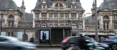 Blitz Power électrise l'OOH: Quand les bornes de recharge deviennent des objets design - Abribus 2m² Anvers JCDecaux