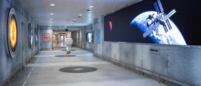  Campagne OOH créative avec un tunnel expérientiel lumineux et immersif pour la chancellerie du premier minsitre, visible à Brussels airport  du 19 décembre 2025 au 16 janvier 2026