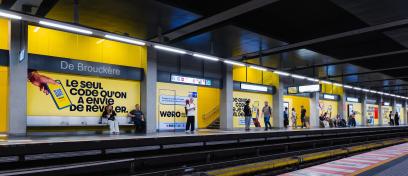 Een volledige station wrapping (OOH) van JCDecaux Belgium in het Brusselse metrostation De Brouckère zet de betaaldienst Wero in de kijker.  De ruimte is gehuld in felgeel met visuals van smartphones en de slogan « LE SEUL CODE QU'ON A ENVIE DE RÉVÉLER. », voor de wachtende reizigers op het perron.