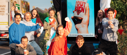 Cet écran digital JCDecaux Belgium de l'univers Digital Street met en avant Tout Bien Pils, gagnant du prix JCDecaux aux Belgium Startup Awards. L'équipe célèbre cette première campagne autour de l'écran bleu affichant Santé et la canette au cœur rouge.