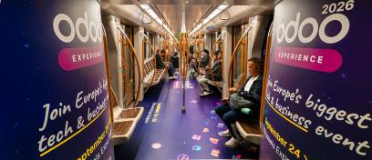 JCDecaux Belgium et Creative Solutions ont réalisé cet habillage OOH dans la rame de métro 6 de Bruxelles pour Odoo. Le décor bleu Odoo Experience affiche son slogan sur les parois et le sol, immergeant les voyageurs pour les inciter à s'inscrire.