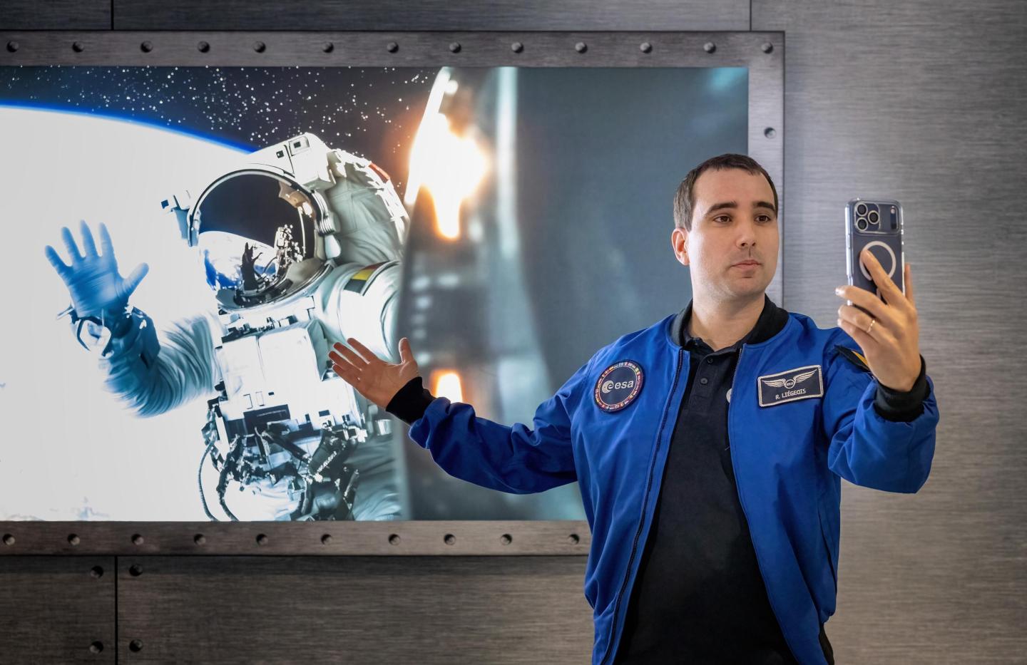 Campagne OOH créative avec un tunnel expérientiel lumineux et immersif pour la chancellerie du premier minsitre, visible à Brussels airport du 19 décembre 2025 au 16 janvier 2026