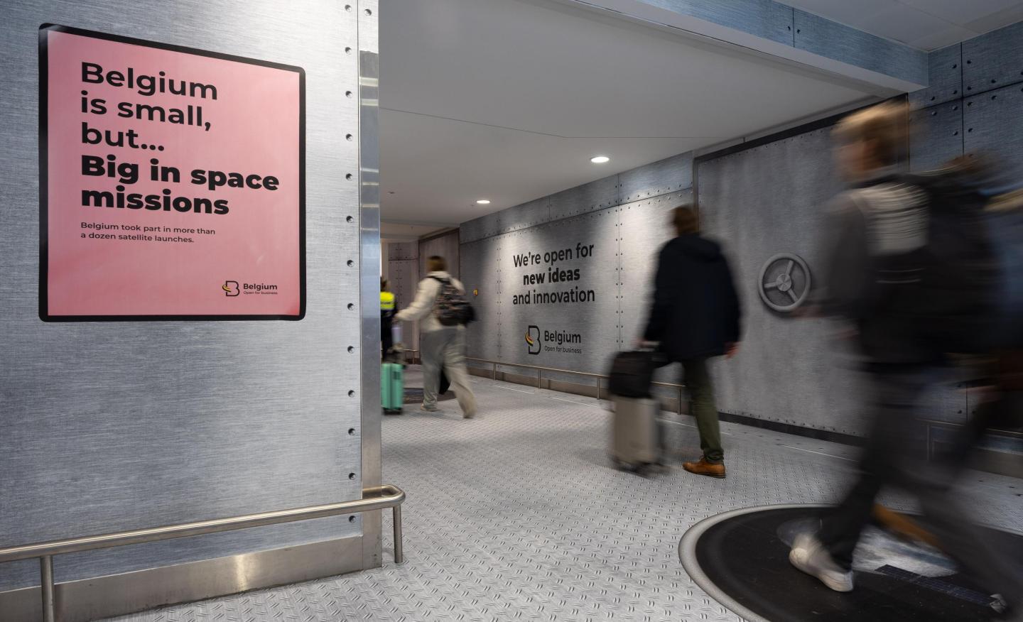 Campagne OOH créative avec un tunnel expérientiel lumineux et immersif pour la chancellerie du premier minsitre, visible à Brussels airport du 19 décembre 2025 au 16 janvier 2026