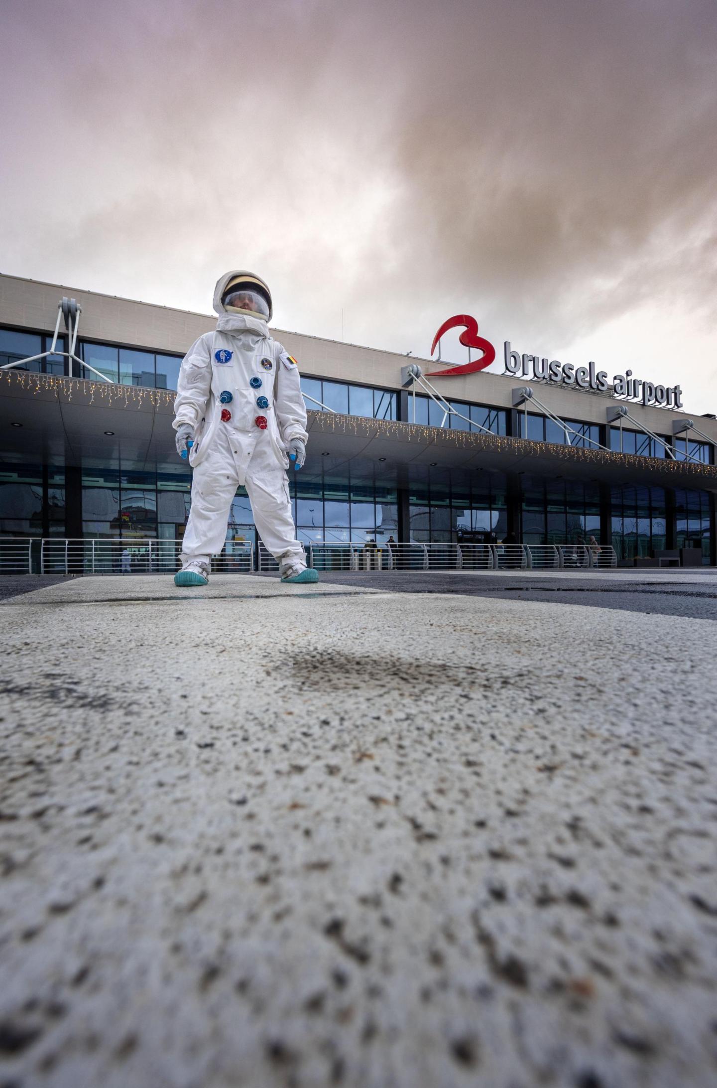 Campagne OOH créative avec un tunnel expérientiel lumineux et immersif pour la chancellerie du premier minsitre, visible à Brussels airport du 19 décembre 2025 au 16 janvier 2026