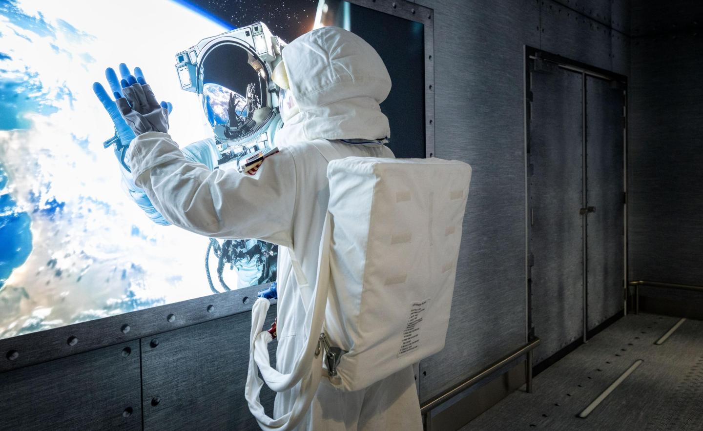 Campagne OOH créative avec un tunnel expérientiel lumineux et immersif pour la chancellerie du premier minsitre, visible à Brussels airport du 19 décembre 2025 au 16 janvier 2026