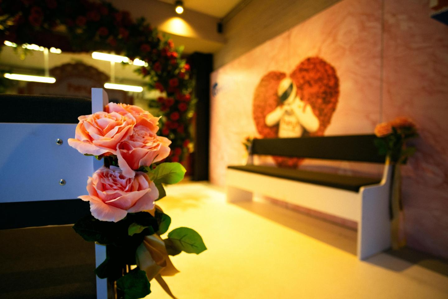 Transformation de la station Louise en chapelle de Las Vegas Hey! Mariage Activation JCDecaux