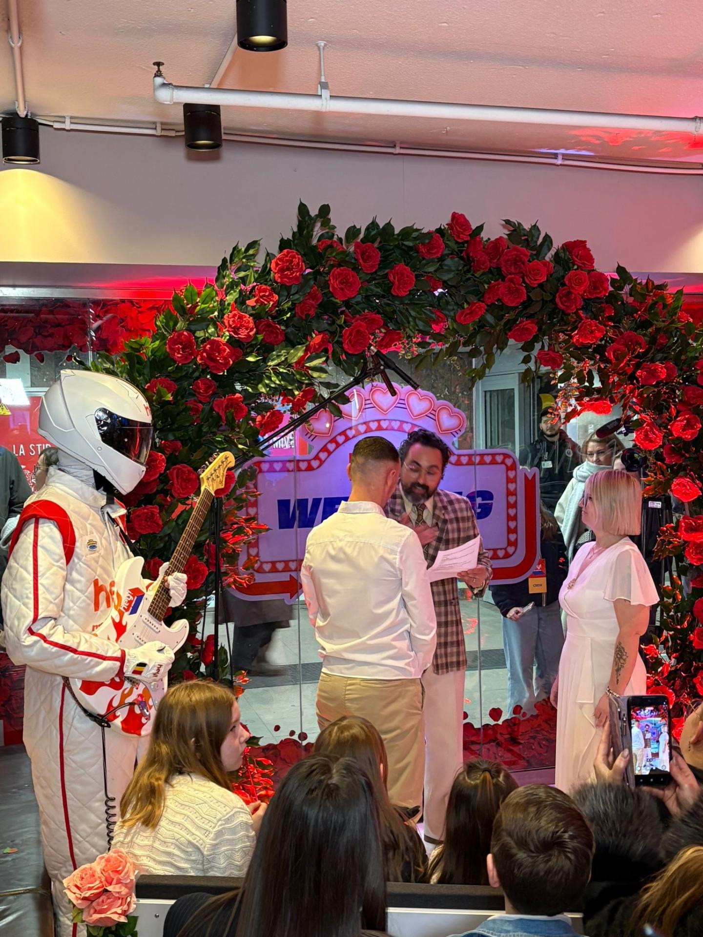 Transformation de la station Louise en chapelle de Las Vegas Hey! Mariage Activation JCDecaux