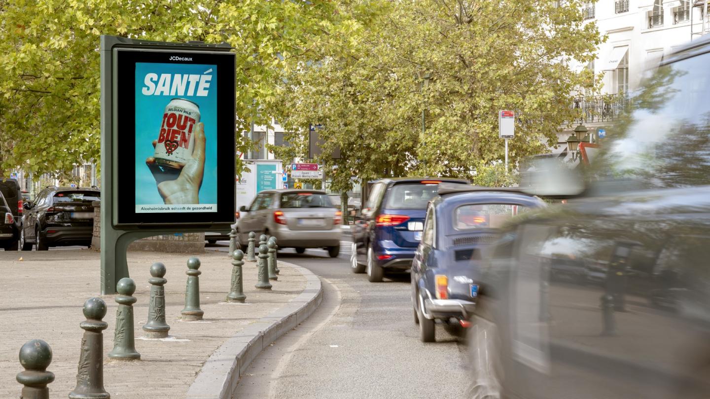 Cet écran digital DOOH JCDecaux Belgium de l'univers Digital Street sur le boulevard de Waterloo à Bruxelles met avant la campagne Tout Bien Pils. L'écran Digital affiche la marque Tout Bien Pils et le slogan Santé et une canette au cœur rouge sur fond bleu, captant l'attention du flux automobile.