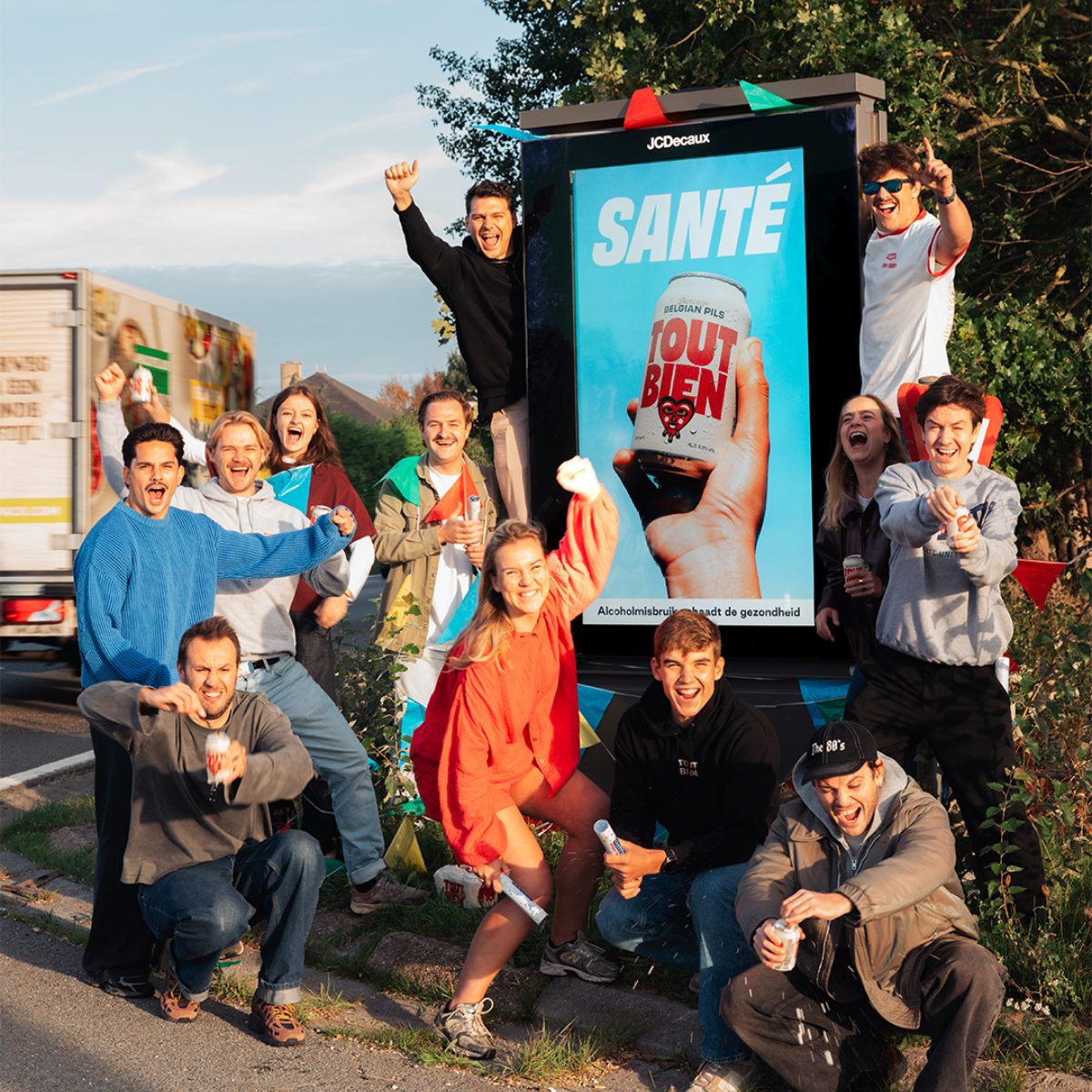Cet écran digital JCDecaux Belgium de l'univers Digital Street met en avant Tout Bien Pils, gagnant du prix JCDecaux aux Belgium Startup Awards. L'équipe célèbre cette première campagne autour de l'écran bleu affichant Santé et la canette au cœur rouge.