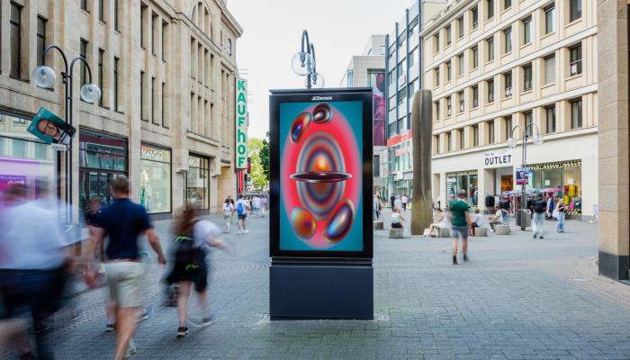 JCDecaux macht digitale Kunst auf deutschen Stadtmöbeln sichtbar