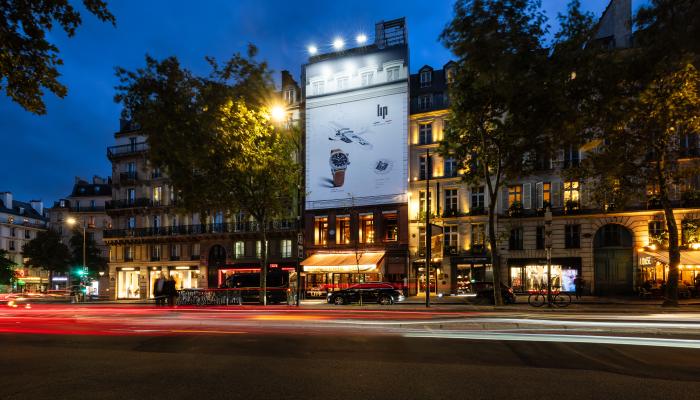 JCDecaux bringt Wandwerbung an Brasserie Lipp in Paris an