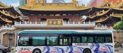 Bus devant un temple en chine