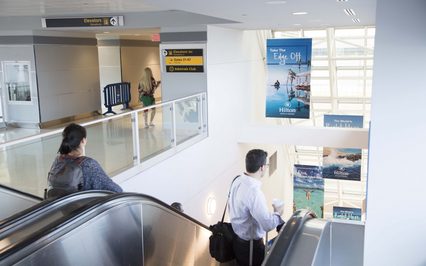 Hilton hotel at New York JFK Airport, 2017-09, JCDecaux NA