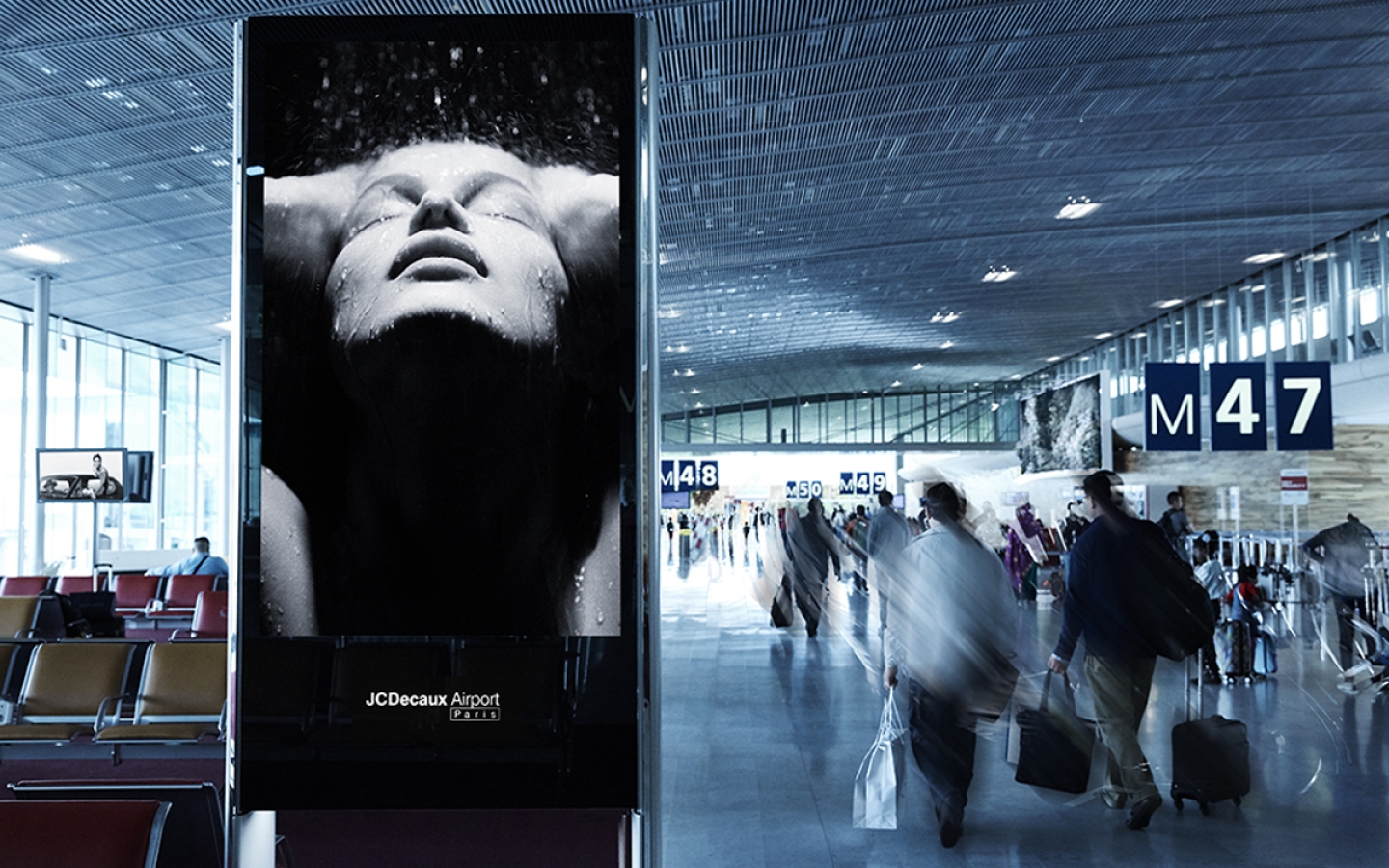 Digital airport furniture, JCDecaux, Charles de Gaulle airport (Paris)