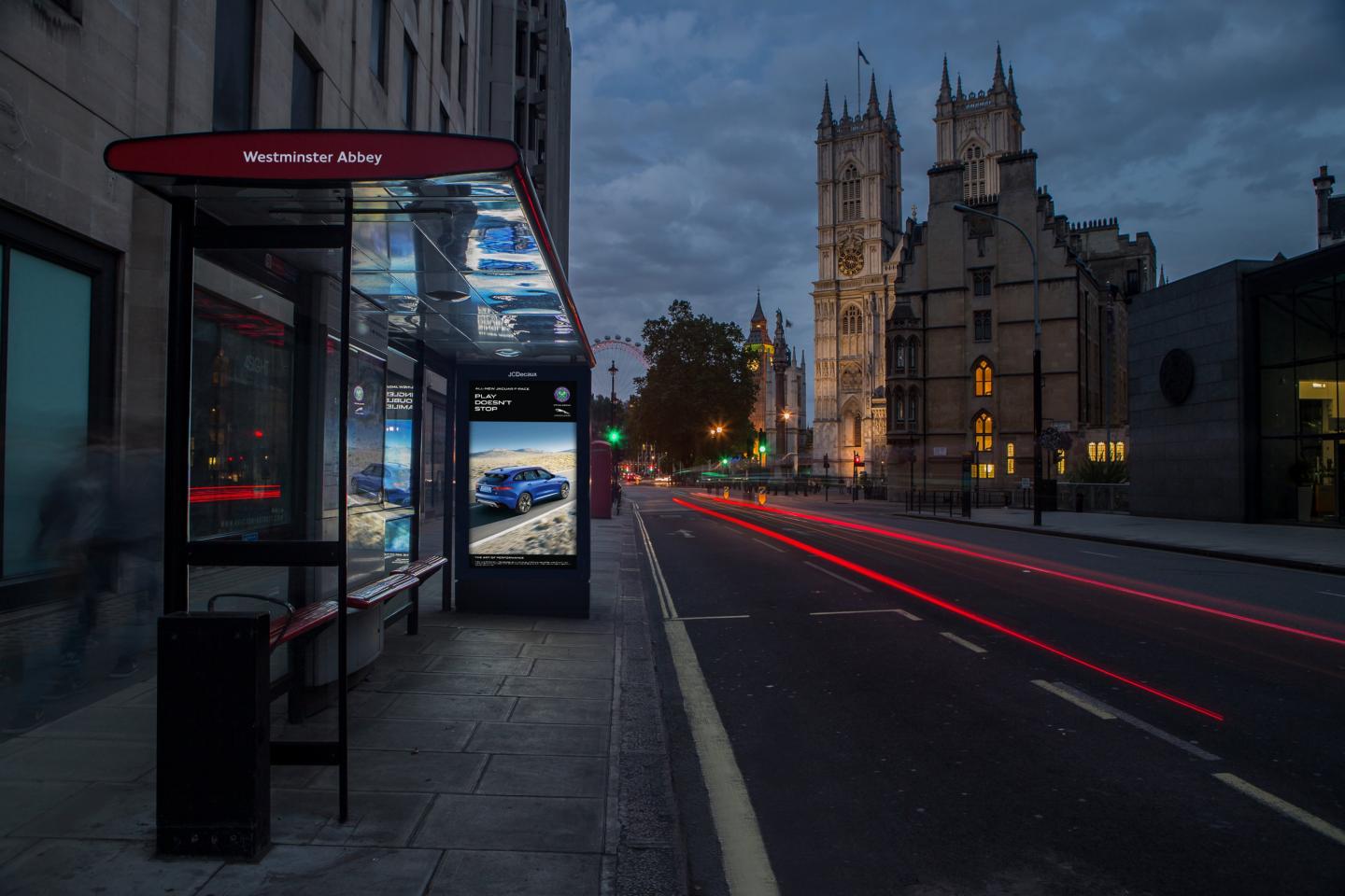 Une campagne digitale Jaguar sur un abribus près de l'abbaye de Westminster à Londres.