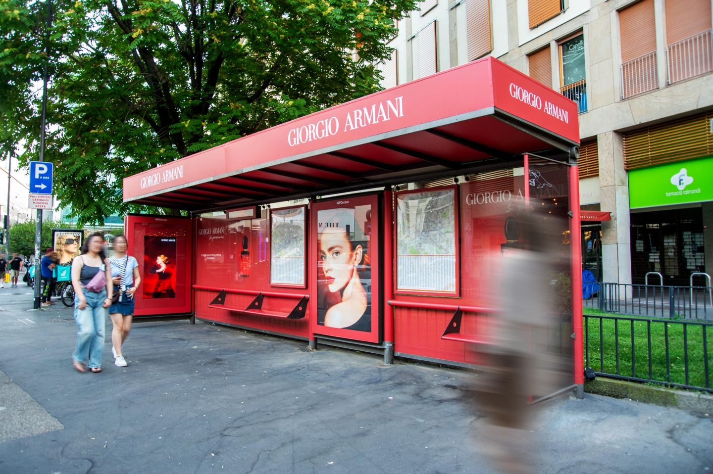 Armani bus shelter Si passionne milan IGPDecaux