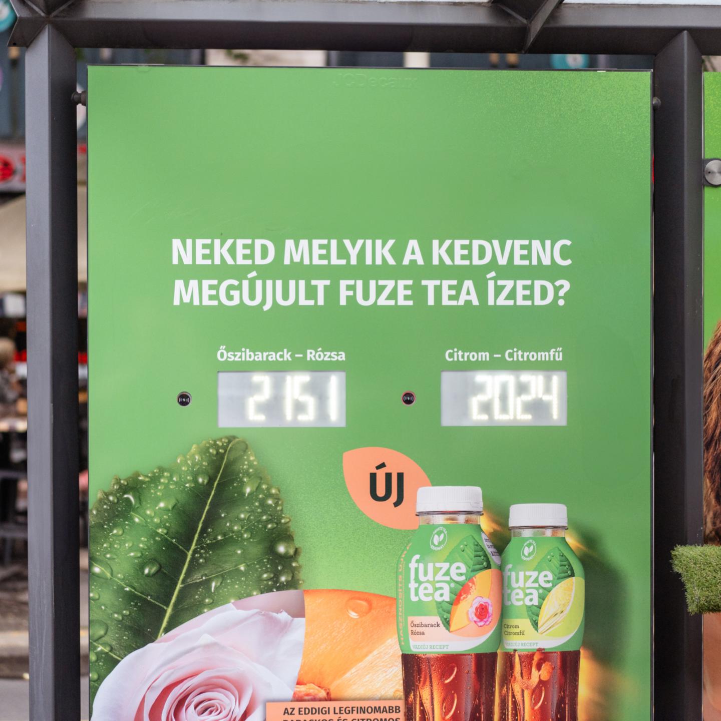 A vote counter installed on the JCDecaux bus shelter in Budapest for the Fuze tea campaign