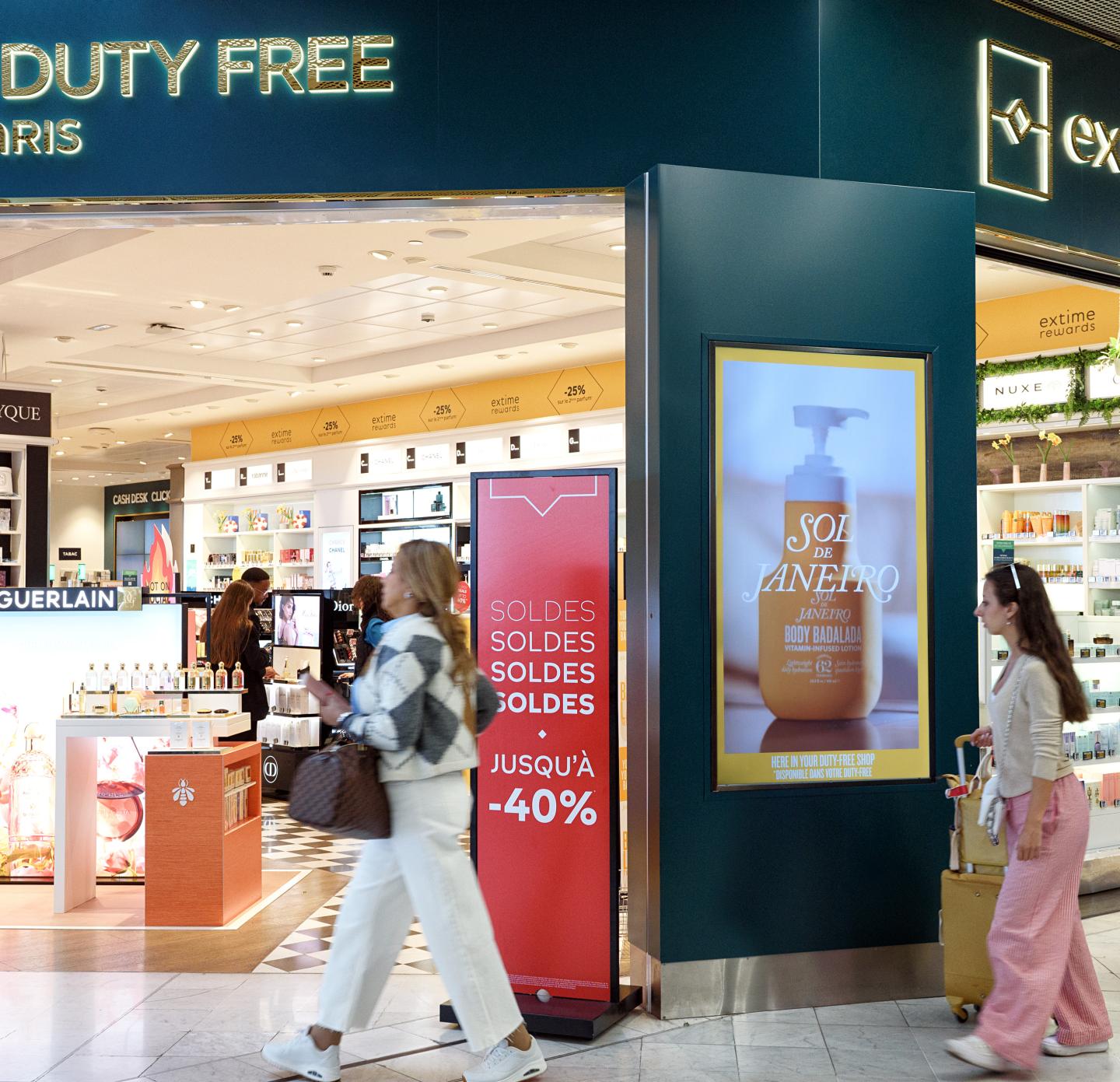 A Extime digital panel in CDG Airport for Sol de Janeiro's campaign