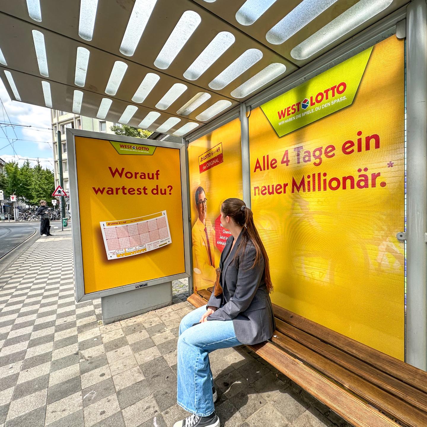 WallDecaux bus shelter in Dusseldorf for West Lotto Campaign