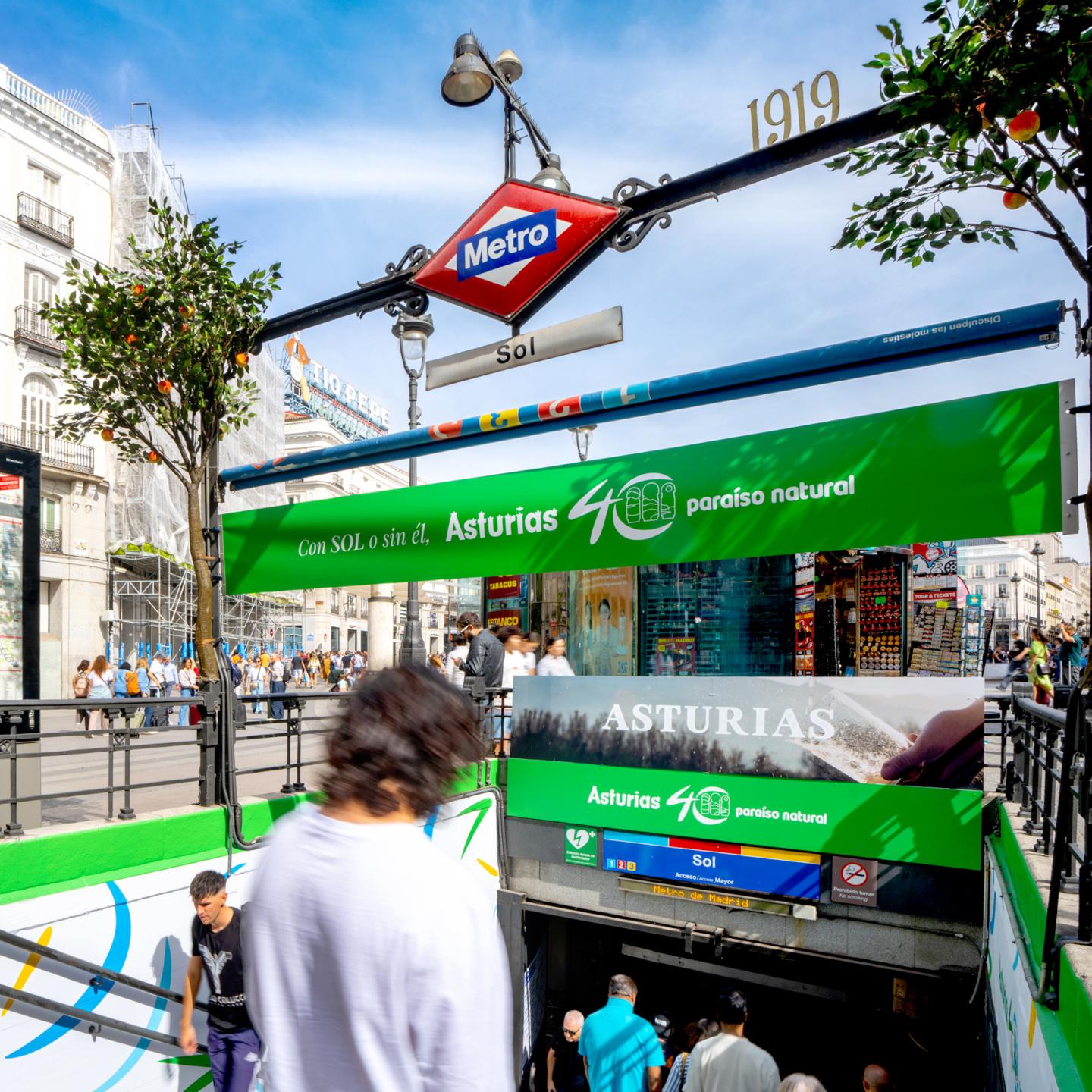 Commuters discovering Asturias paraíso natural campaign on JCDecaux displays in Madrid