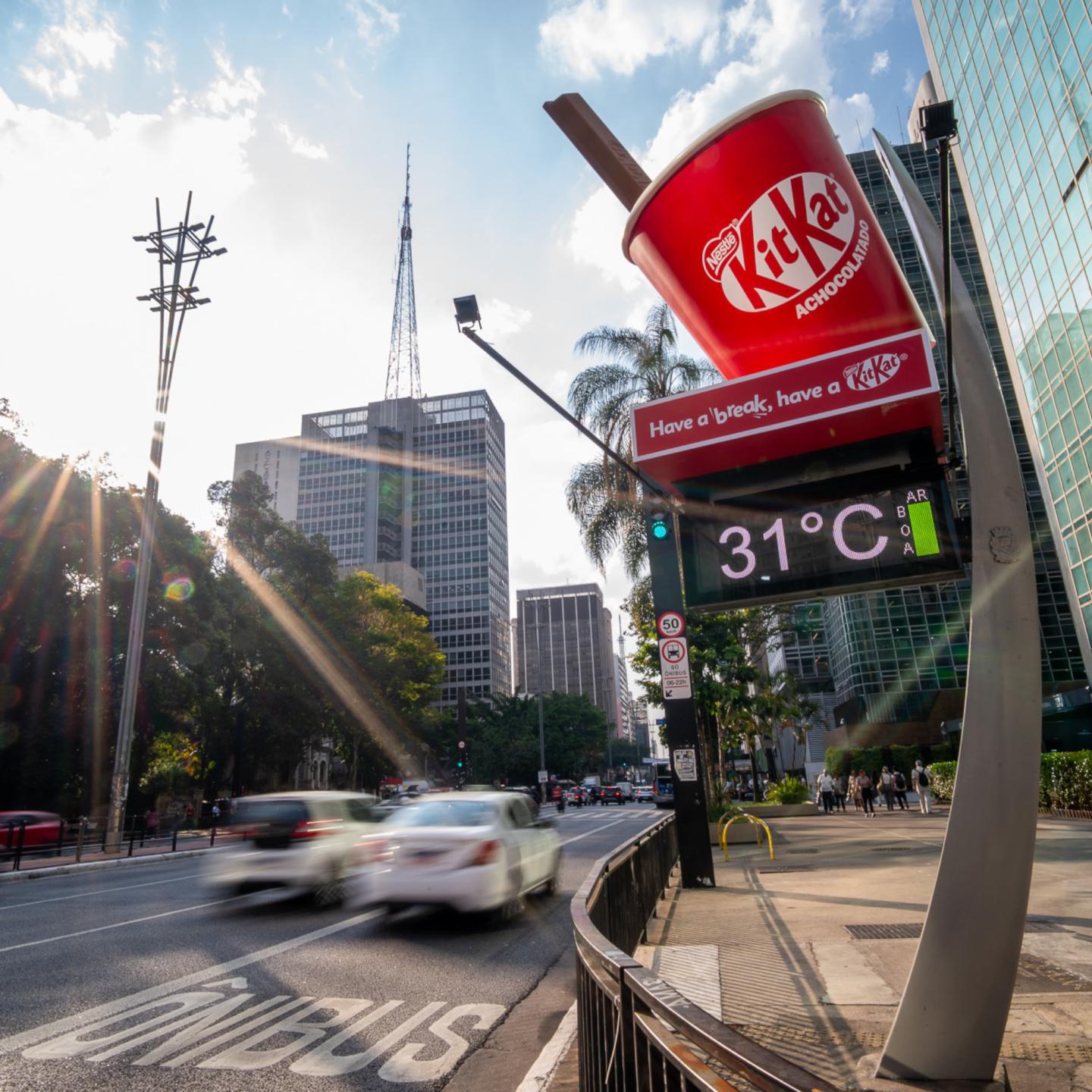 KitKat mug on a JCDecaux Brasil Digital Clock in Sao Paulo
