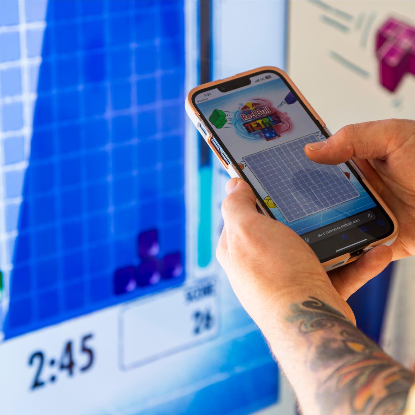 QR Code and Tetris Game on a JCDecaux Bus shelter for a Redbull campaign