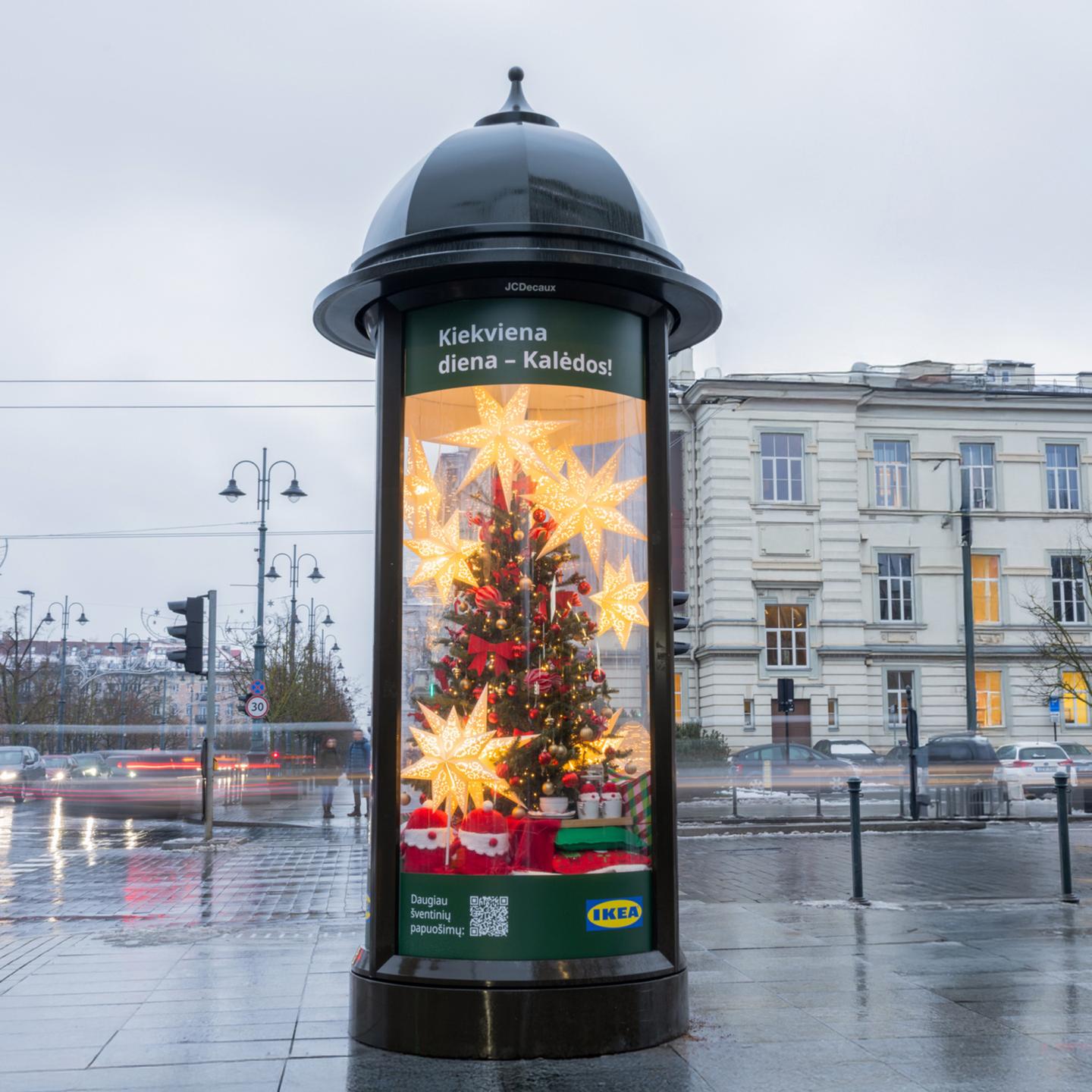 Five JCDecaux columns turned into Christmas shop windows in the heart of Vilnius