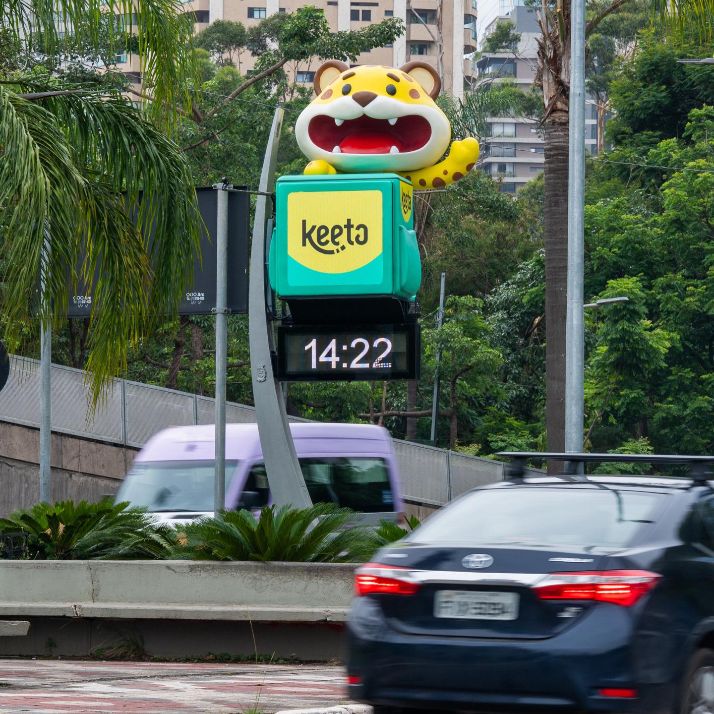 Keeta out‑of‑home campaign on JCDecaux street furniture in a busy area of São Paulo.