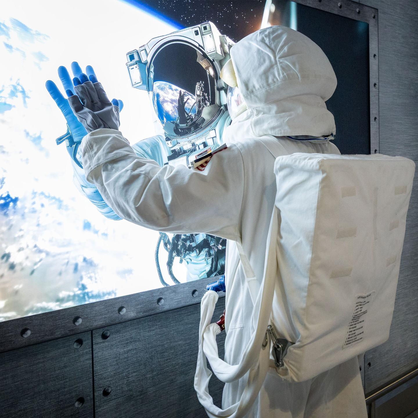 jcdecaux-brussels-airport-space-experience-corridor