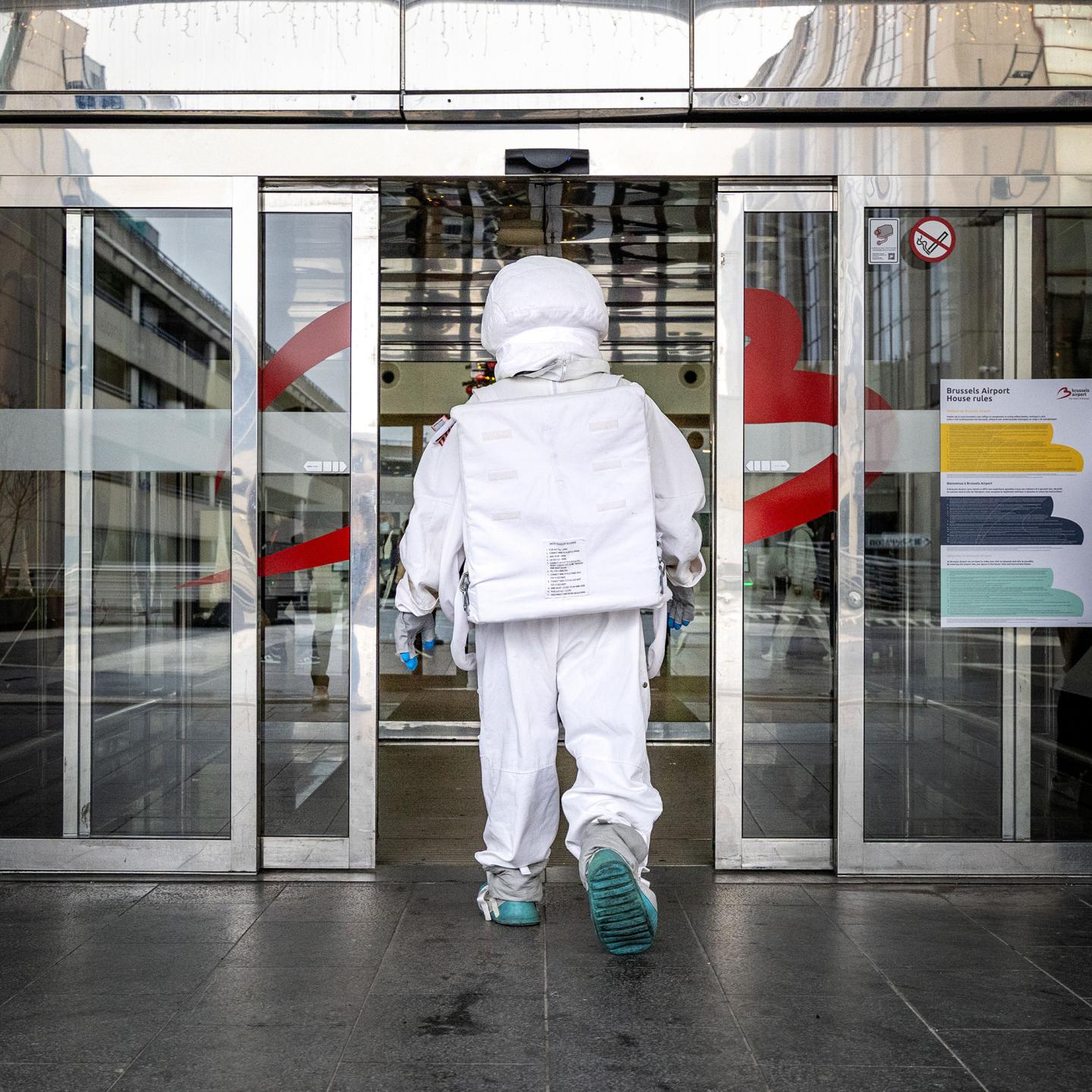 passenger-experience-immersive-space-corridor-jcdecaux