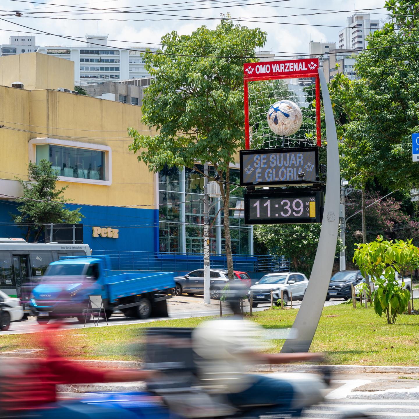 OMO Varzenal in Sao Paulo Brazil teamed up with JCDecaux Brasil on a digital clock