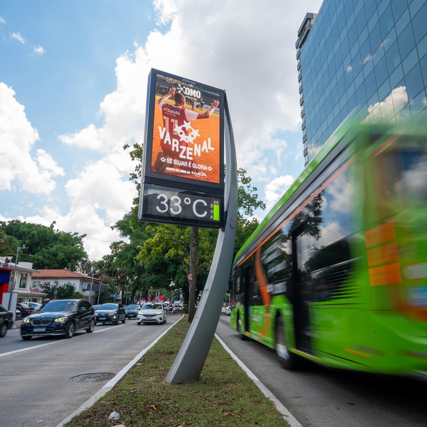 OMO and JCDecaux Brasil Varzenal, Se Sujar É Glória on a digital clock