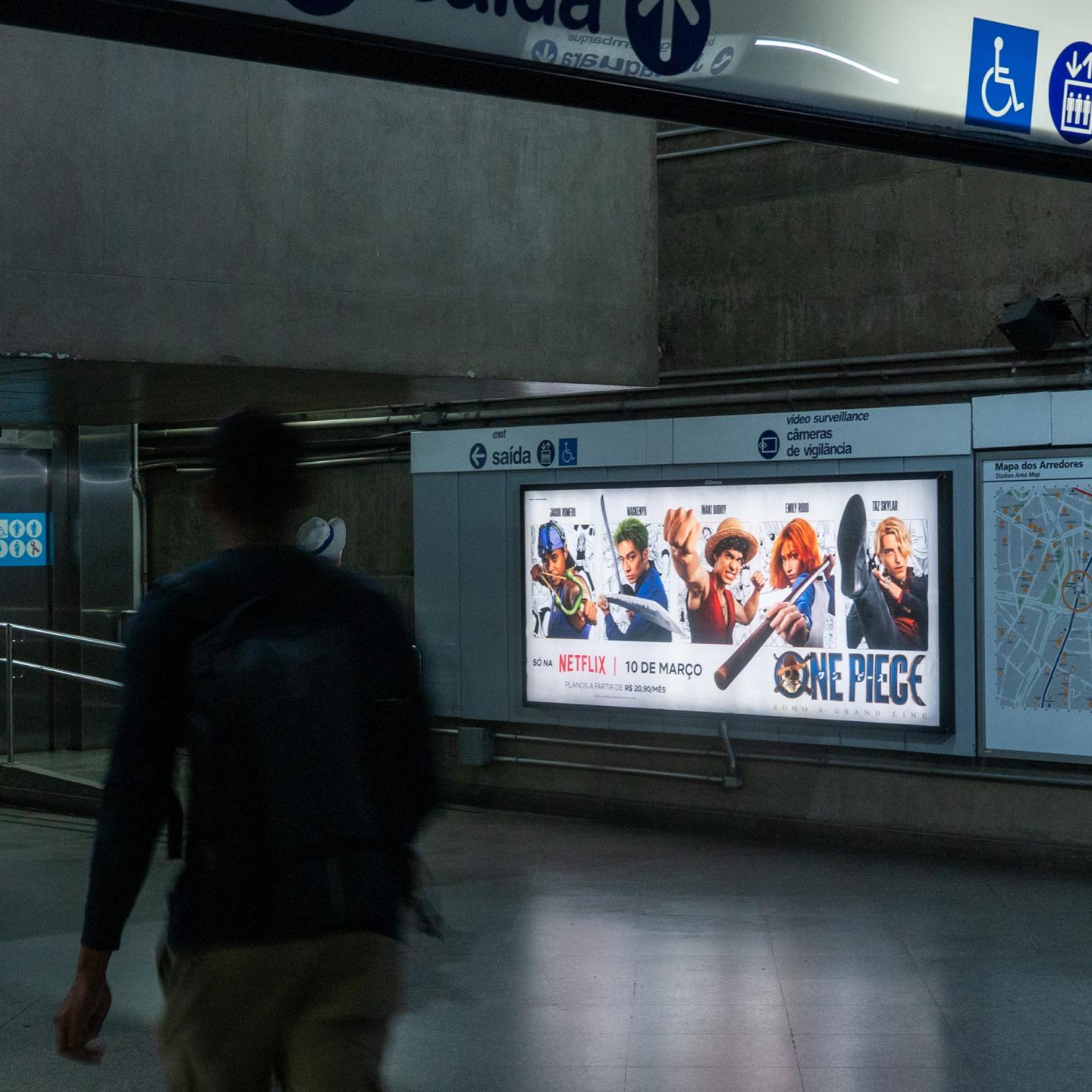 Digital screen in São Paulo metro displaying a One Piece Season 2 advertising creative by JCDecaux and Netflix, promoting the live-action series to passing commuters.